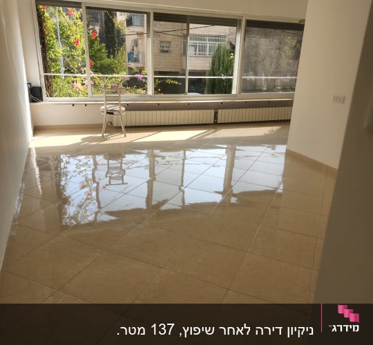 רצפה מבריקה בחדר עם חלונות גדולים